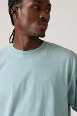 Remera celeste de corte recto con cuello redondo y logo de la marca bordado en el pecho.