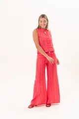 Pantalón de tiro medio y pierna amplia, con diseño a rayas en tonos rojos y rosados, bolsillos y pasacintos.