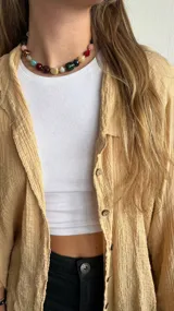 Collar corto con cuentas de colores y cadena de ajuste.