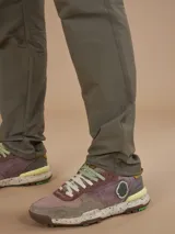 Pantalón negro de corte recto con bolsillos cargo laterales y cintura elástica.