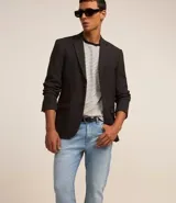 Pantalón de jean masculino, modelo slim, con lavado claro y pequeños desgastes en los bolsillos. Confeccionado en denim con elastano.
