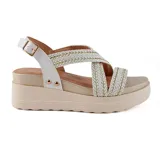 Sandalias con plataforma color beige y tiras cruzadas blancas con detalles dorados.