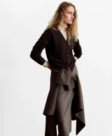 Cardigan de punto marrón oscuro, de corte ajustado, manga larga y cuello alto.