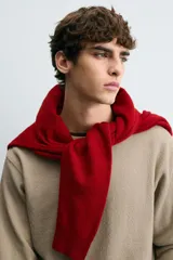 Sudadera de cuello redondo con ajuste regular, confeccionada en tejido de mezcla de algodón con interior de rizo y acabados en rib en cuello, puños y ruedo.