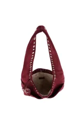 Cartera tipo hobo de Las Oreiro, color bordó, con detalle de tachas metálicas en el borde superior y en la correa. Incluye un dije colgante en forma de corazón con tachas y logo de la marca grabado en la parte inferior.