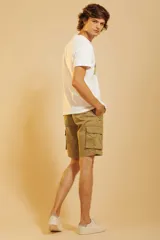 Bermuda cargo de corte recto en color beige, con bolsillos laterales tipo cargo con solapa y cierre de botón.