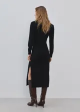 Vestido midi negro de manga larga, con escote redondo, lazo ajustable en la cintura y tajo lateral.