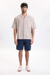 Bermuda cargo azul marino de corte casual, con bolsillos laterales con solapa y cierre frontal.