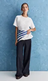 Remera de manga corta blanca, con cuello redondo y calce relajado.