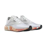 Championes de running Reebok Flashfilm 3, color blanco con detalles en naranja y rojo en la entresuela. Presentan tecnología Flashfilm para mayor retorno de energía, con capellada de malla transpirable y suela de goma.