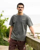 Remera gris de corte oversized, confeccionada en jersey 100% algodón y con estampa pequeña en el frente.