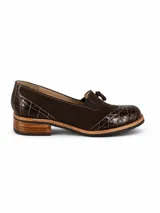 Mocasín tipo Oxford de diseño europeo, confeccionado en una combinación de texturas de cuero que incluye gamuza y cuero con textura croco. Presenta detalles de costuras visibles, elásticos laterales para un calce cómodo y un pequeño taco foliado de 2 cm con suela de goma antideslizante.