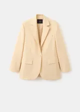 Blazer color beige confeccionado en mezcla de lino, viscosa y lyocell, de corte holgado con solapas de muesca, bolsillos con solapa en los laterales y cierre frontal de un botón.