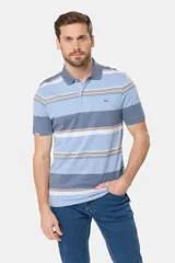 Remera polo de manga corta con diseño de franjas horizontales en tonos beige, azul marino y rosado. Cuenta con cuello clásico y cierre parcial de botones.