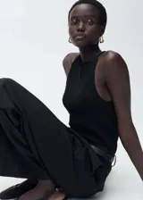 Bolso tipo baguette con estampado de cebra en blanco y negro, asa corta y detalles metálicos dorados.