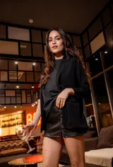 Blazer negro de crepe elastizado, con solapas y corte clásico.