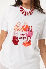 Remera blanca de algodón y poliéster con cuello redondo y estampado de mujeres tomando vino y la frase "Wine Not?".