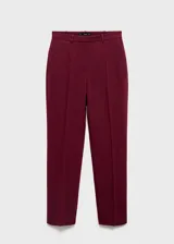 Pantalón de vestir de tiro medio, diseño recto con trabillas en la cintura y cierre oculto con botón, gancho y cremallera. Cuenta con dos bolsillos laterales y dos bolsillos de ribete en la parte posterior.