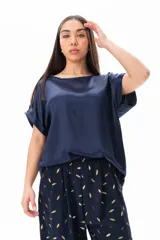 Blusa azul de viscosa con escote redondo y mangas cortas.