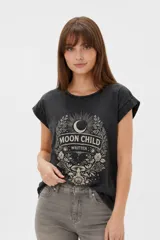 Remera negra de algodón con efecto acid wash, corte holgado y cuello a la base. Presenta un estampado frontal con la inscripción "MOON CHILD WRITTEN" rodeada de motivos botánicos y celestiales.