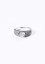 Anillo de plata 925 con una circonia central de 7mm y zirconias pequeñas en el frente.