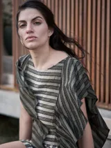 Blusa color mostaza con cuello redondo y mangas cortas con volados.