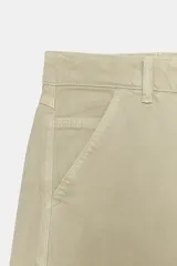 Jeans de tiro medio y corte barrel con diseño de perneras curvadas, tiro medio, trabillas para cinturón y cinco bolsillos. Presenta lavado clásico y costuras pespunteadas decorativas en la parte delantera.