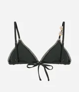 Top de bikini verde militar de corte triangular y diseño cortina, con pespuntes blancos en contraste y detalle de piedras decorativas en los breteles.
