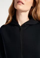 Campera con capucha y cierre frontal completo, de diseño liso y corte estándar, con bolsillos laterales.