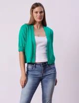 Bolero tejido color verde esmeralda, marca Ninety, de manga corta con apliques de botones en los puños.