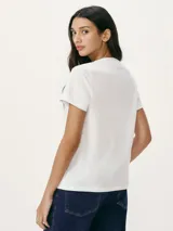 Remera verde claro de algodón, de corte clásico y mangas cortas.