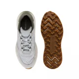 Championes Lacoste modelo Elite Active Evo, de diseño deportivo con paneles de nylon acolchado y refuerzos de gamuza en tono gris claro. Presenta suela de goma con relieve y logo de la marca en el lateral.