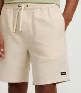 Bermuda de sarga con estampa rayada en color gris, de corte recto y largo por encima de la rodilla. Posee cintura elástica ajustable mediante cordón blanco y bolsillos laterales.