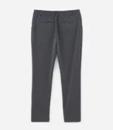 Pantalón de sastrería corte skinny, color gris claro, con trabillas en la cintura, cierre de botón y cremallera, y bolsillos laterales. Confeccionado con tecnología performance que ofrece secado rápido y resistencia a las arrugas.