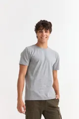 Remera de manga corta con cuello redondo, confeccionada en algodón de textura suave y corte clásico.