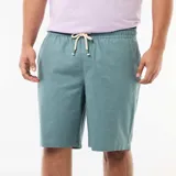 Bermuda ligera de color verde oscuro, de corte recto y diseño liso, con cuatro bolsillos.