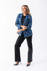 Blazer azul con estampado animal print en tonos beige y negro, de corte clásico con solapas y cierre de un botón.