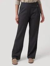 Pantalón recto de tiro alto color gris oscuro, confeccionado con mezcla de lana y poliéster reciclado. Presenta una pretina limpia con un botón lateral decorativo y un cierre invisible tono a tono.