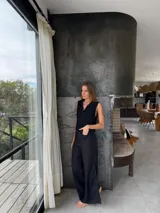 Pantalon sastrero de lino con corte recto y tiro alto. Presenta un delicado bordado de caballo en uno de los bolsillos delanteros y costuras en contratono.