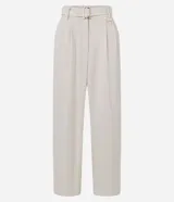 Pantalón zanahoria de mujer confeccionado en tela airflow color azul marino, con trabillas en la cintura, cinturón con hebilla, pliegues y elástico en la espalda.