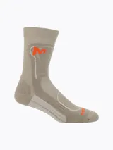 Medias técnicas color beige, con detalles en color naranja y costuras reforzadas, diseñadas para actividades al aire libre y rendimiento deportivo.