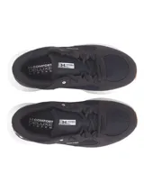 Championes de running Under Armour modelo Charged Versurge, color negro con suela blanca y base de goma color caramelo. Presentan una parte superior de malla con revestimientos de gamuza sintética y logo de la marca en el talón.