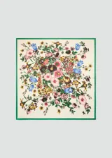 Pañuelo cuadrado de viscosa con diseño estampado de flores y bordes en tonos tostado y crudo.