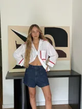 Short de jean azul oscuro, de tiro medio/alto, con corte semi baggy y relajado. Confeccionado en denim 100% algodón.