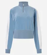 Suéter celeste de algodón felpudo con cuello alto, cremallera, mangas largas y detalles ajustados en los puños y bajo.