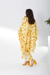 Ruana abierta color crema con estampado de hojas color naranja.