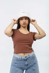 Remera de manga corta color marrón, con escote redondo y tejido acanalado.