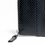 Billetera negra con textura perforada y logo XL en el frente. Cierre con cremallera, forro interior textil y bolsillo interno con cierre.