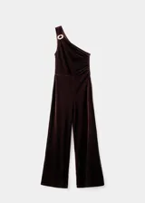 Mono largo marrón de terciopelo, de corte entallado con diseño asimétrico de un solo hombro, detalle metálico en el tirante y pantalón de pernera ancha.