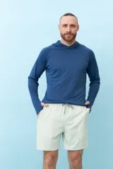 Short de baño de corte recto con estampado de rayas verticales finas en color verde claro. Cuenta con cintura elástica ajustable mediante cordón y bolsillos laterales.